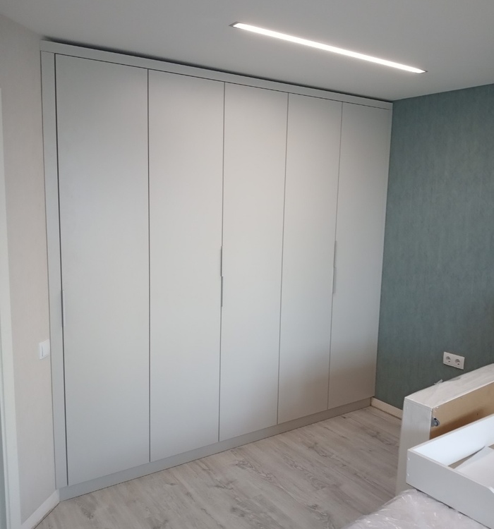 Шкаф со скошенным углом и подвесная тумба. Спальня